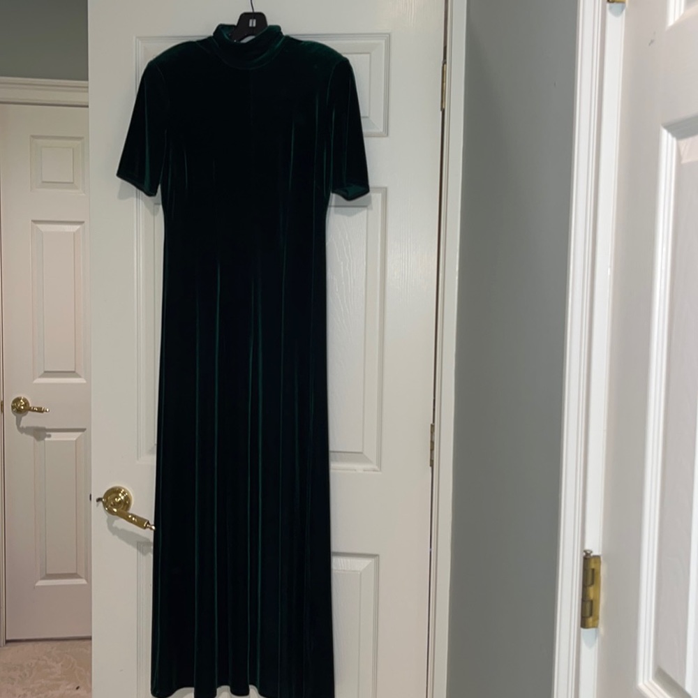 Chetta b cocktail/holiday dress forSaks Fifth Ave. Beautiful Emerald Green